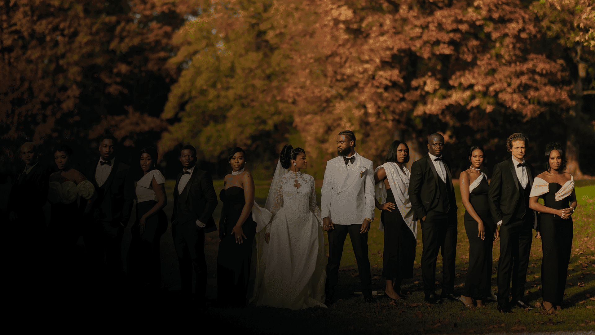 Cortège des mariés et invités dans un parc — Mariages EL MYRAH